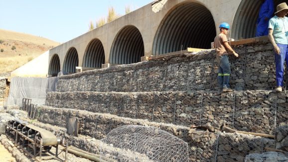 Габионы в водопропускных сооружениях и водотоках